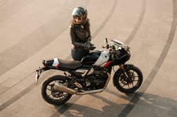 Triumph Thruxton 400 top down shot